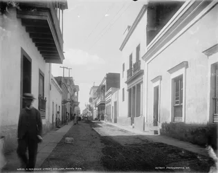 Une rue résidentielle, San Juan, Porto Rico, vers 1900